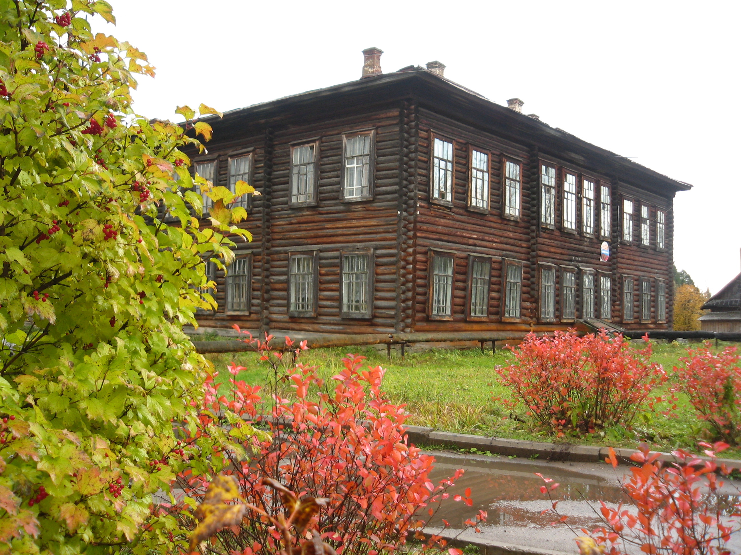 Старое деревянное здание школы